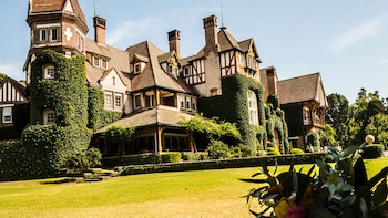 El edificio, de tres plantas