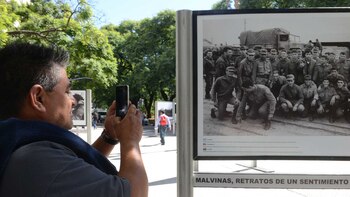 Con lágrimas en los ojos,