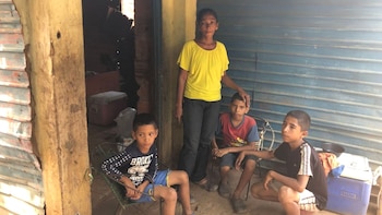 Erika junto a sus tres