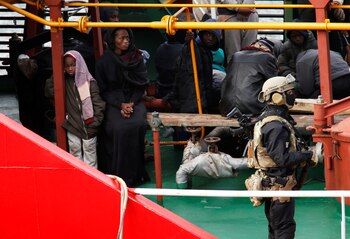 Un miembro de las fuerzas