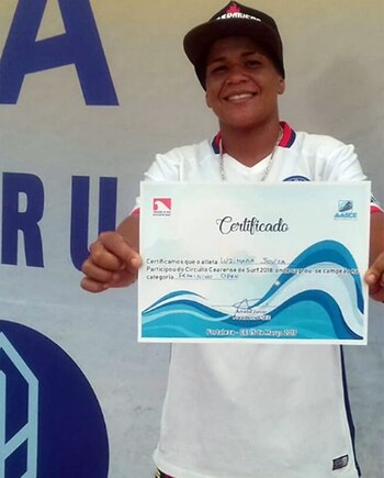 La joven surfista falleció al