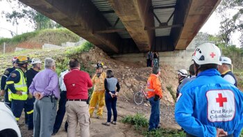 Los cuerpos de socorro e Invías decidieron romper el puente para poder rescatar al hombre.