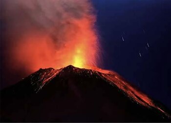 La montaña lanzó piedras incandescentes