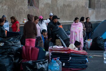 Desplazados afuera de Palacio Nacional.