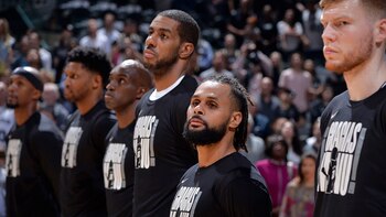 El plantel, uniformado con una