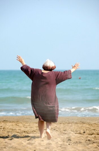 La directora corretea por la