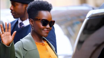 Lupita Nyong’o llegando a “The View” ,