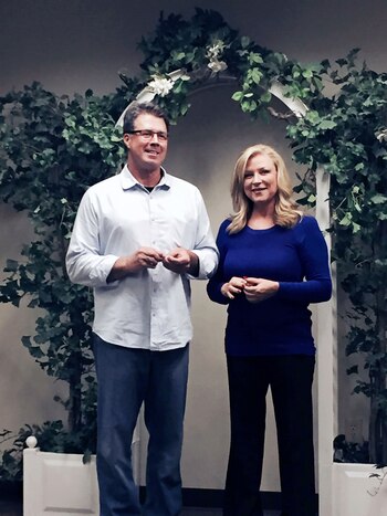 John convenció a Debra de