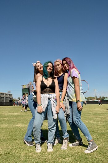 Grupos de adolescentes se divierten en el predio del Hipódromo de San Isidro luciendo las tendencias más fashionistas de la temporada: pelo de color fantasía al frente