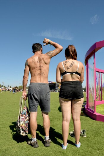 También hubo parejas que se animaron a dejar en sus cuerpos mensajes divertidos para sumarle onda al festival de música