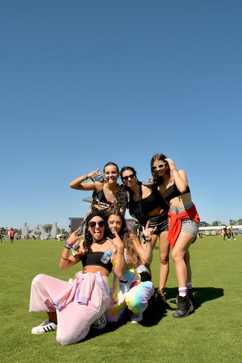 Animal print, mamelucos de todos los colores, tops negros y lentes de sol: los adolescentes sacaron todas las tendencias de la temporada a relucir