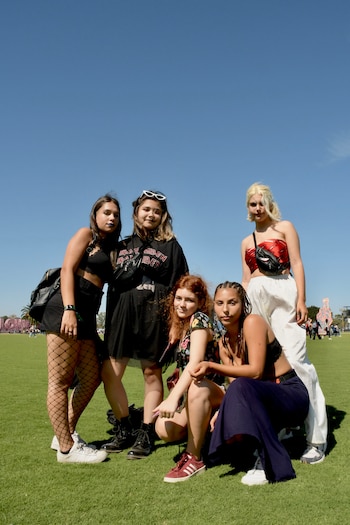 Las medias de red tampoco faltaron para terminar de completar el look. Se lució en shorts de jean deflecados, o faldas de denim. Las remeras de bandas, siempre un clásico de los recitales