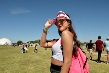 Una visera, el accesorio vintage ideal para completar un look y levantarlo. En este caso, una mochila XL para hacer juego en tono fucsia