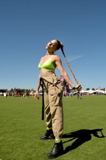 El color neón también estuvo presente en el festival junto con los pantalones cargo y las medias de invierno, uno de los accesorios del momento