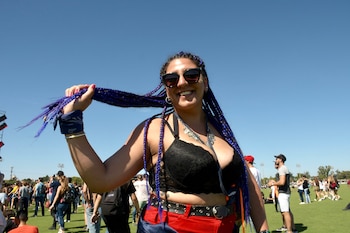 Entre los looks más llamativos estuvieron los cabellos de colores que se vieron reiteradas veces en el festival, desde las tonalidades rosadas hasta los verdes y los grises y degradés