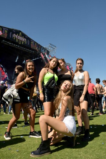 En todo el predio chicas y chicos pasearon con sus atuendos por el main stage 1, el main stage 2, el alternative y el escenario Perry’s y hubo algunos que sin dudas captaron la mirada del resto de los asistentes y de los fotógrafos, debido a su originalidad y por sus toques fashionistas