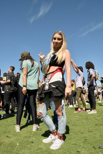 Las medias de red y la superposición de prendas y estilos. “Más es más” en el “street style” del Lollapalooza