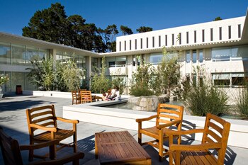 El doctor trabajaba en el