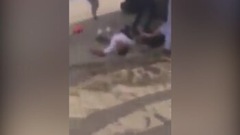 Sus amigos regresaron al vehículo e intentaron moverlo (Foto: captura de pantalla)