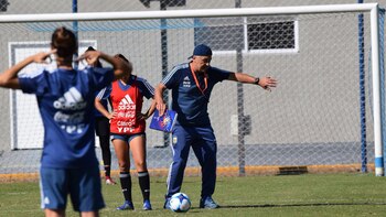 El entrenador Carlos Borrello da indicaciones