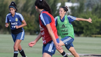 la delantera Mariana Larroquette lleva la pelota