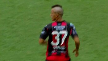 El momento en el que Dettler ingresó e hizo su debut oficial