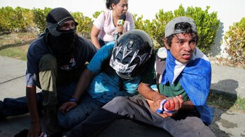 Un hombre herido es asistido