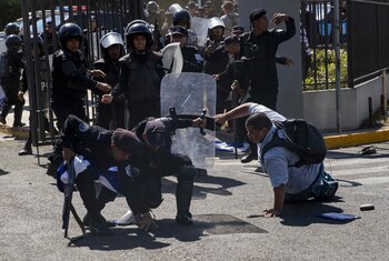 Policías antidisturbios interrumpen una manifestación