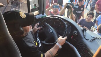 Maradona, al volante del micro