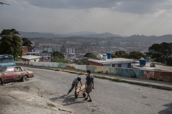 Unos jóvenes cargan botellones de
