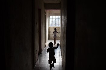 Unos niños juegan en su