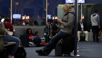 Pasajeros esperan por sus vuelos