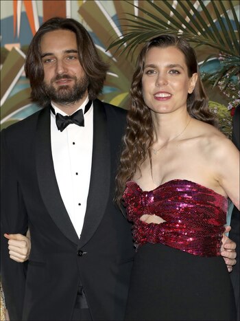 Charlotte Casiraghi con su pareja. Dimitri Rassam. Ella llevó un top de lentejuelas y lo combinó con una falda negra.