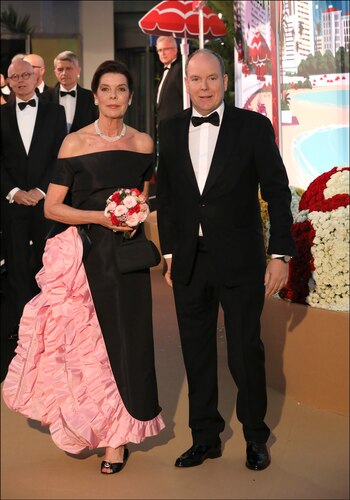 Carolina del brazo de su hermano, Alberto II. Charlene no asistió porque tenía que cuidar a uno de sus hijos que estaba enfermo.