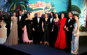Pierre Casiraghi y su mujer Beatriz Borromeo, la princesa Carolina, el príncipe Albert II de Mónaco, Carole Bouquet, Charlotte Casiraghi y su pareja Dimitri Rassam, Andrea Casiraghi con su mujer Tatiana Santo Domingo, la princesa Alexandra de Hanover – 65 edición del Baile de la Rosa para la fundación Princesa Grace. El tema de este año -la Riviera- fue elegido por el legendario Karl Lagerfeld.