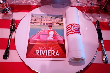 La vajilla, la decoración de la mesa y la ambientación con la temática “la Riviera”, elegida por Karl Lagerfeld.