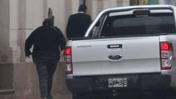 La víctima, de espaldas, junto