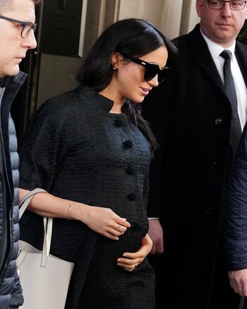 Markle fue vista en el Upper East Side en la ciudad de Nueva York para el baby shower de su bebé con pantalones negros ajustados, un abrigo negro, lentes de sol de Le Specs y tacones nude (Reuters)