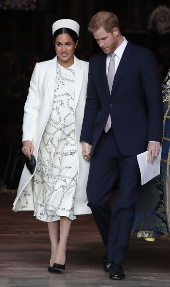 La duquesa llegó a la Abadía de Westminster para el servicio del Día de la Commonwealth con un vestido estampado de Victoria Beckham , un abrigo de color crema y un sombrero pastillero (AP)