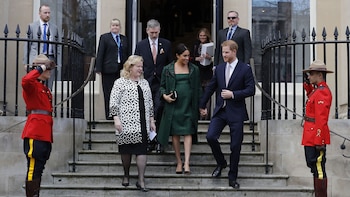 Con una chaqueta y un vestido hechos a medida por Erdem , tacos aguja de Aquazzura y un sobre Givenchy para su visita a la Casa de Canadá en el Día de la Comunidad (AP)