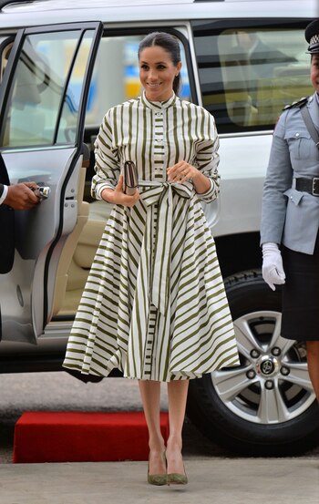La duquesa inició una ajetreada mañana en Tonga con un vestido a rayas verde y blanco de Martin Grant y un sobre Prada (REUTERS)