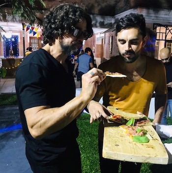 Probando las ricas pizzas. (Foto: