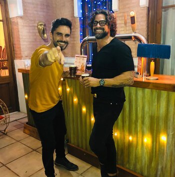 Degustando la cerveza artesanal. (Foto: