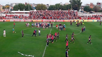 Algunos hinchas invadieron el campo