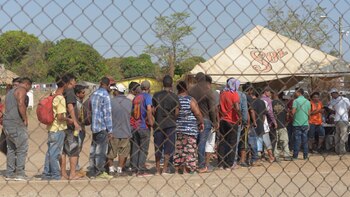 Gente espera en la fila