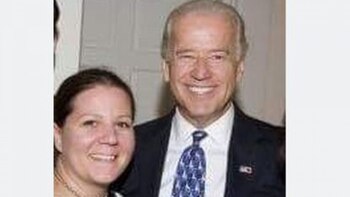 Amy Lappos con Joe Biden