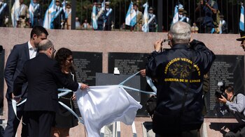 La presidente de la Comisión de Familiares Caídos en Malvinas e Islas del Atlántico Sur, Fernanda Araujo, junto al presidente de la Fundación Criteria, Santiago Tito, donaron la histórica placa retirada del Cementerio de Darwin con la leyenda “Soldado Argentino solo conocido por Dios”. En breve se emplazará de manera permanente en el Cenotafio como memoria de las más de tres décadas en que más de un centenar de excombatientes fallecidos permaneció sin ser identificado. (Fotos: Adrián Escandar)