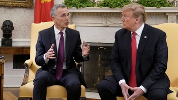 Donald Trump junto al secretario