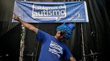 En el escenario principal distintas bandas tocaron para la multitud que se reunió frente al congreso en una jornada llena de emociones, alegría e información para visibilizar las distintas alertas que aparecen en los chicos con autismo