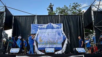 Mientras finalizaban las últimas charlas informativas y juegos recreativos, desde el escenario empezaba la cuenta regresiva que dio inicio al acto central en la plaza del congreso